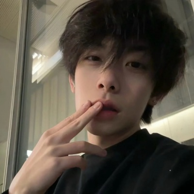 帅气又带点不羁风格的男性真人头像