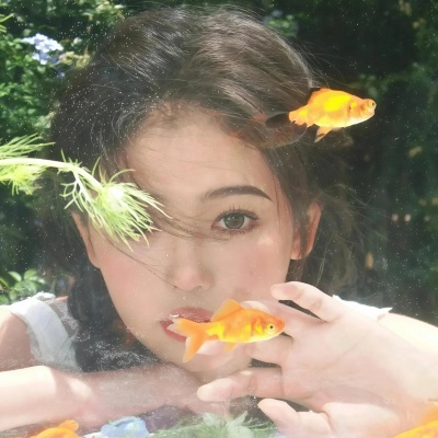 氛围感美女池中倩影，惊艳绝伦！