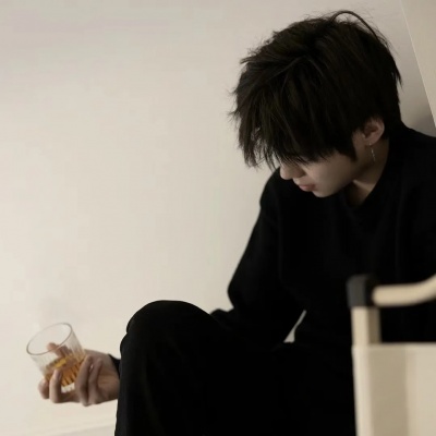 炫酷侧脸男生头像，魅力无法挡