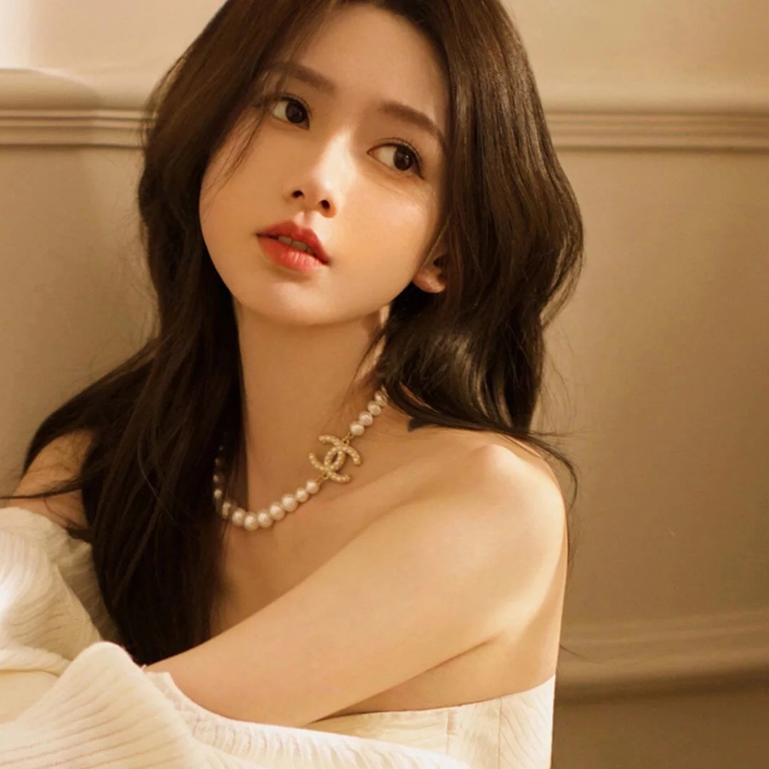 美丽温柔倚靠在白色的墙上年轻女子头像图片
