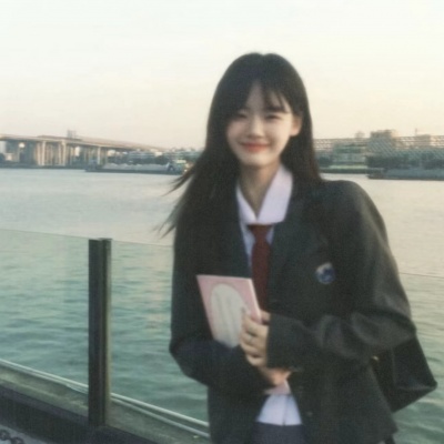 沉浸在强烈氛围中的朦胧女性肖像