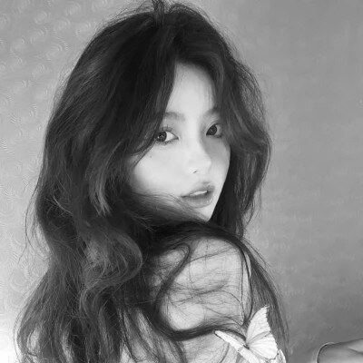 清新脱俗的简约黑白女生头像