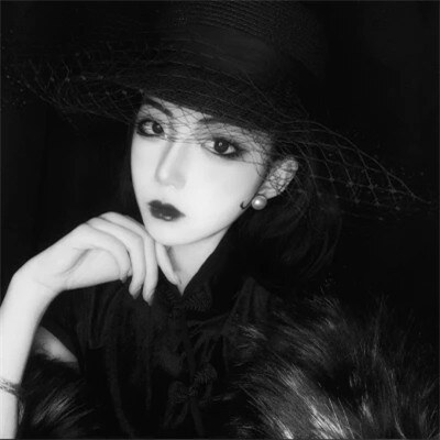 女头ins清冷破碎感黑白，简直美到我心坎里去了