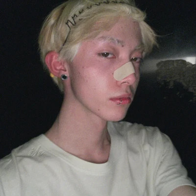 热门男生真人头像大放送，高清质感，彰显个性魅力！