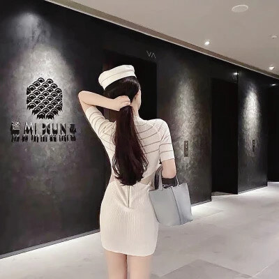  女生头像真人全身照，有正面的也有挡脸的