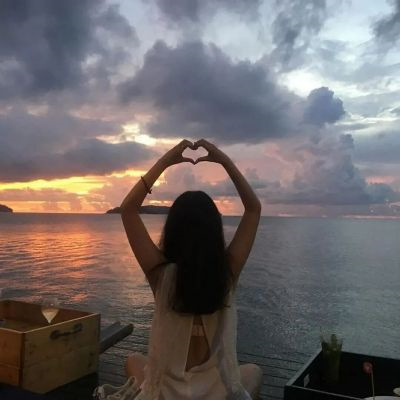 绝美晚霞中的一男一女情侣背影情头图片，爱意满满