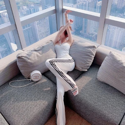 时尚与气质的完美融合的全身真人头像女