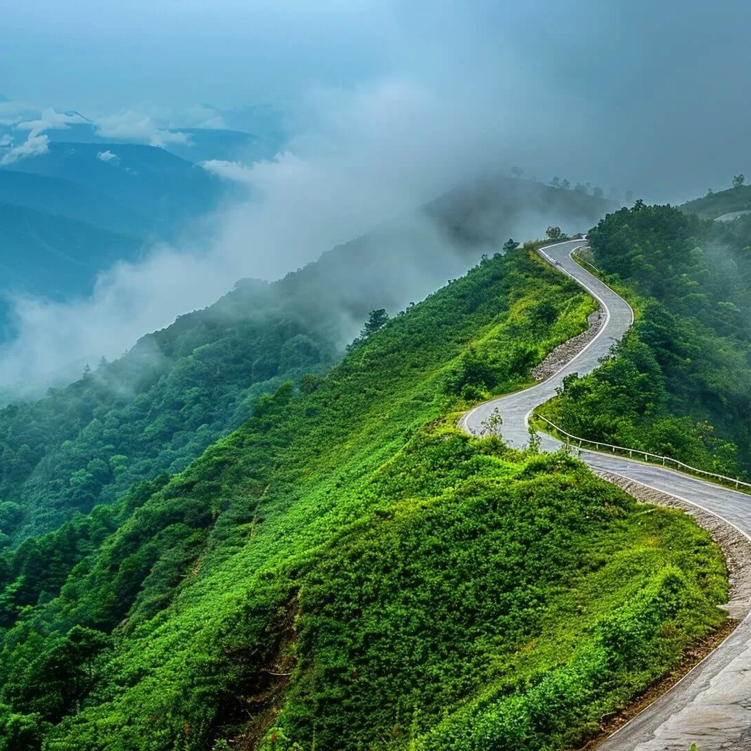 烟雾缭绕的山间公路风景头像图片
