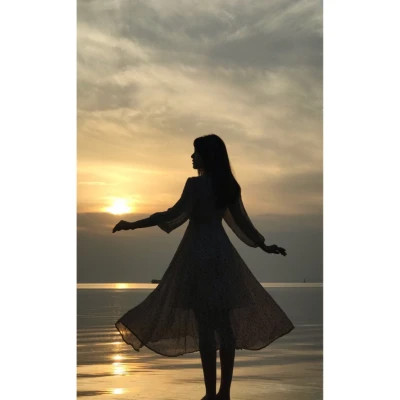 超有氛围感的夕阳下真人女生头像