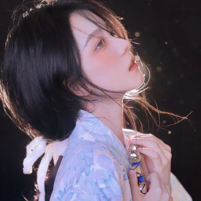 QQ头像女生简单气质清新图片，我们一起美美哒