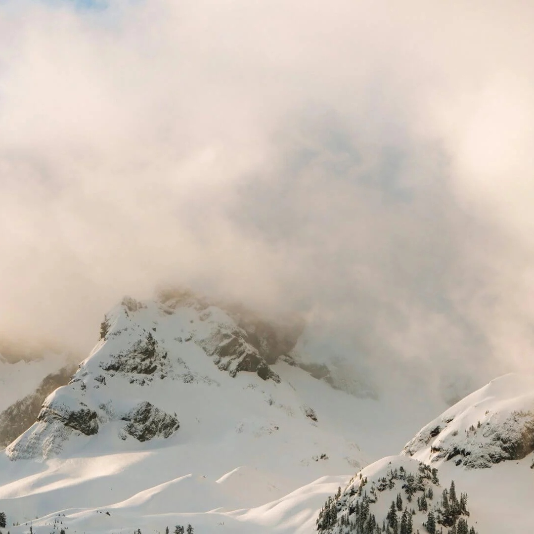 雾中雪山风景头像图片