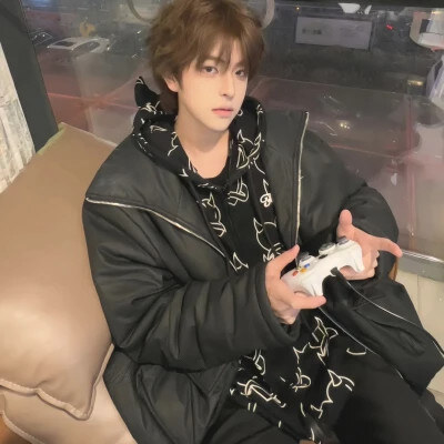 精选高颜值男生真人头像，高清无水印，直接下载用！