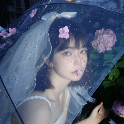 浪漫雨幕中的唯美氛围感女生头像，下雨天专属