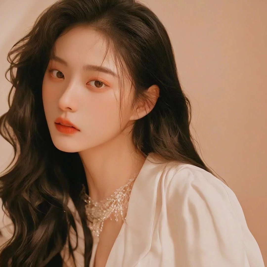 温柔优雅穿着白色上衣的长发美女头像图片